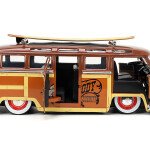 MODELO ESCALA 1:24 1962 Volkswagen T1 Bus with Woody Figure – Disney Pixar Toy Story –