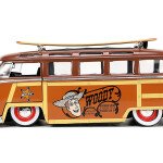 MODELO ESCALA 1:24 1962 Volkswagen T1 Bus with Woody Figure – Disney Pixar Toy Story –