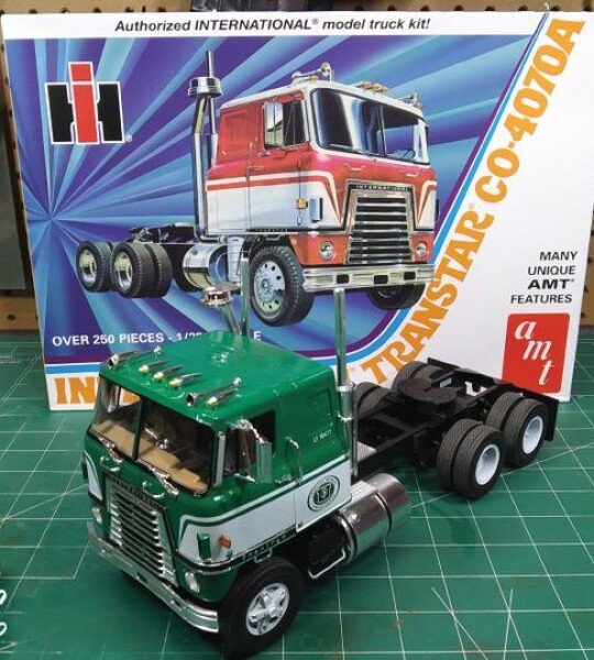 MODELO PARA ARMAR A ESCALA DE AMT INTERNATIONAL TRANSTAR CO-4070A SEMI TRACTOR (CABEZAL)
